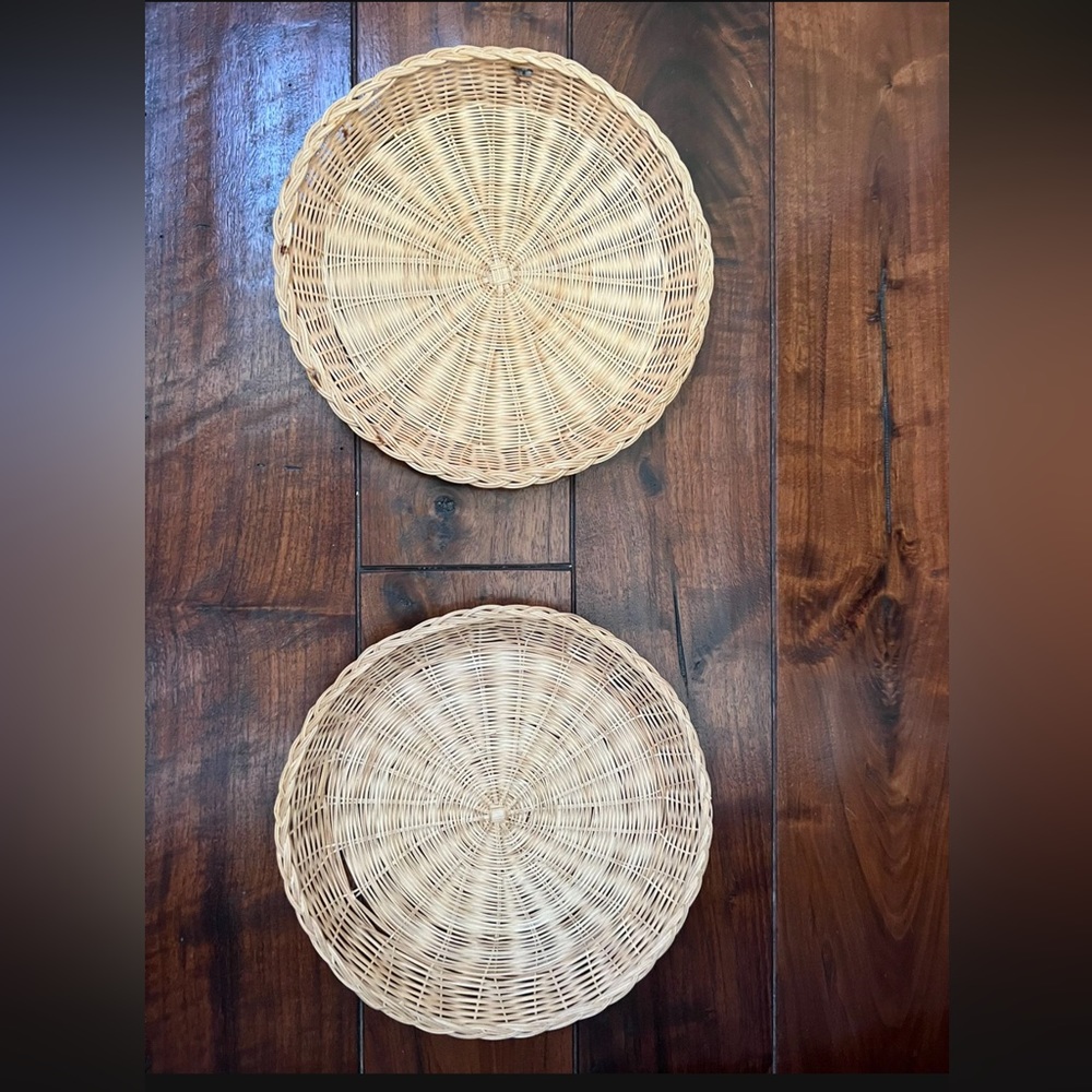 2 wicker plates
